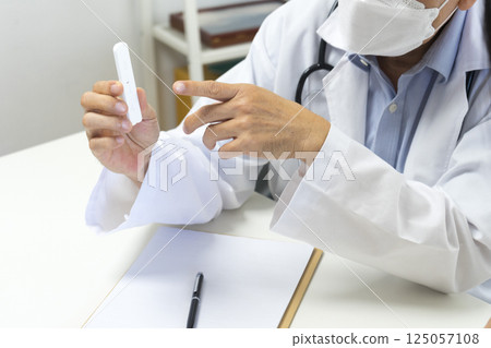Male doctor show Rapid Antigen Test kit with Negative result to female patient. 125057108