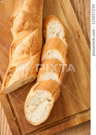 切片法國麵包|溫馨的用餐形象 125057250