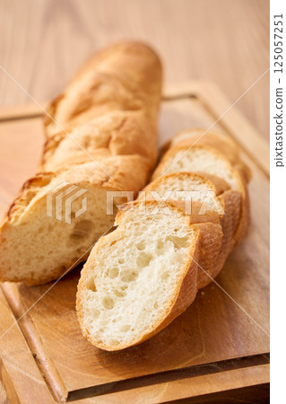 切片法國麵包|溫馨的用餐形象 切片法國麵包|溫馨的用餐形象 125057251