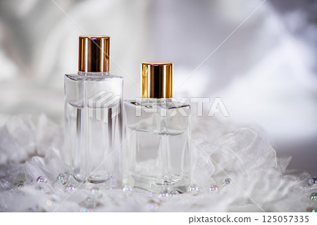 金色蓋子和雪紡褶邊和珠子的玻璃化妝品瓶 金色蓋子和雪紡褶邊和珠子的玻璃化妝品瓶 125057335