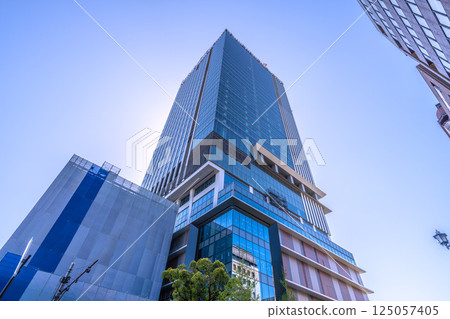 日本橫濱市容，俯瞰關內站前的基地門、橫濱關內塔等 = 2025 年 4 月 14 日 125057405