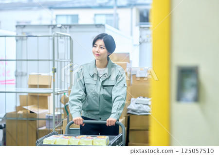 穿工作服檢查行李的女商人 125057510