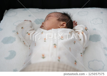 兩個月大的寶寶睡覺時手臂舉起來 兩個月大的寶寶睡覺時手臂舉起來 125057575