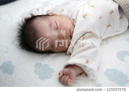 兩個月大的寶寶睡覺時手臂舉起來 125057576