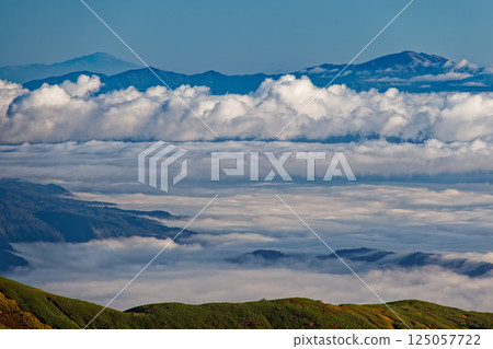 從飯豐山脈的北又山眺望雲層之上的朝日山脈、伊東山和鳥海山 125057722