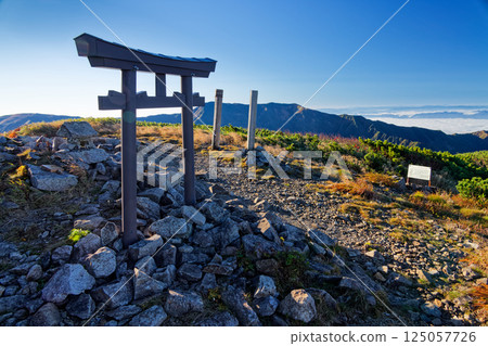 飯豐山脈北又山頂的大日山與鳥居景觀 125057726