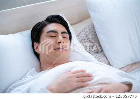 睡在床上的男人 睡在床上的男人 125057770