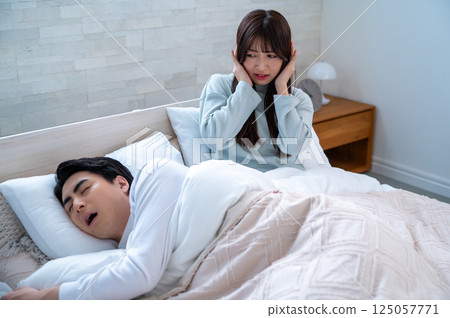 一名患有打鼾的婦女 125057771