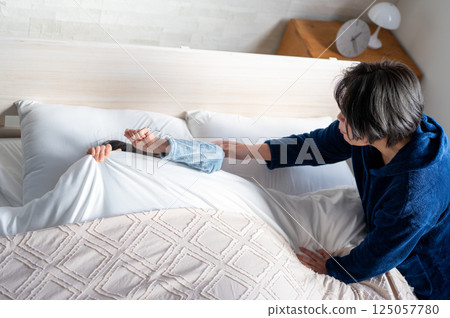 女孩被媽媽叫醒 女孩被媽媽叫醒 125057780