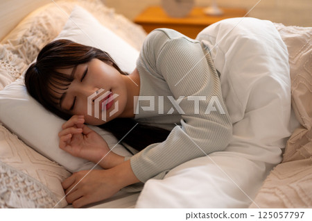 睡在床上的女人 125057797
