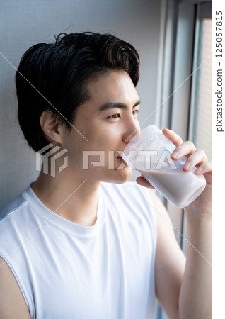 男人在健身房喝蛋白質 男人在健身房喝蛋白質 125057815