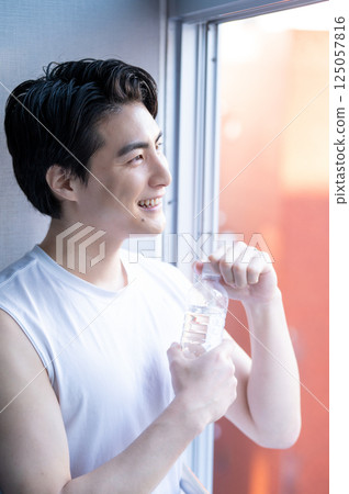 男人在健身房喝水 男人在健身房喝水 125057816