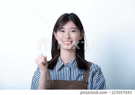 穿著圍裙的女人做出膽量姿勢 125057843