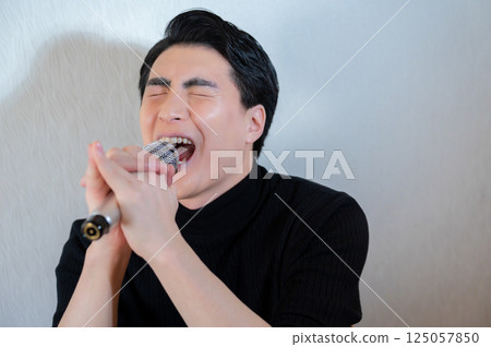一個男人在卡拉OK唱歌 一個男人在卡拉OK唱歌 125057850