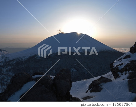 About 10 seconds after the sun rises over Mount Asama in spring (20250405055518) 125057864