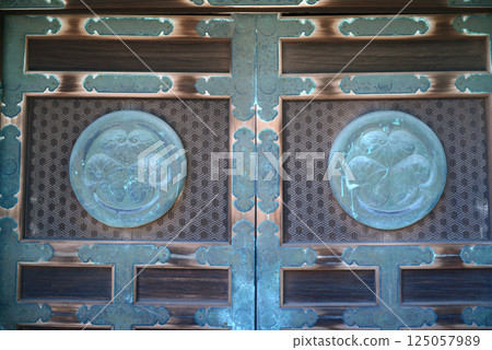 The three-leaf hollyhock crest on the gate of Takamatsu Yashima Shrine -1 The three-leaf hollyhock crest on the gate of Takamatsu Yashima Shrine -1 125057989