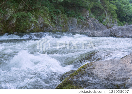 渡良瀨溪谷的高津戶峽 / 激流飛濺 / 群馬縣綠市大間間町 125058007