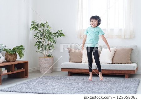 兒童跳躍 125058065