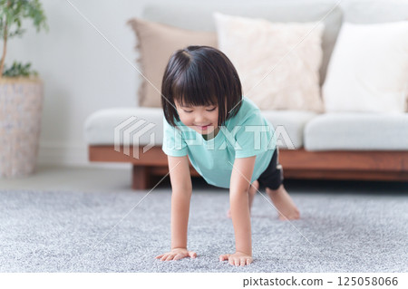 孩子做伏地挺身 125058066