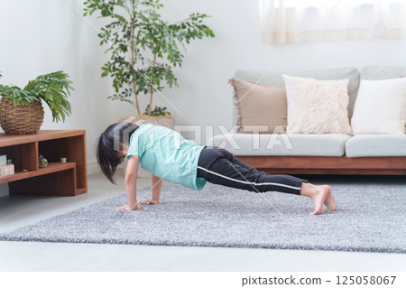 孩子做伏地挺身 孩子做伏地挺身 125058067