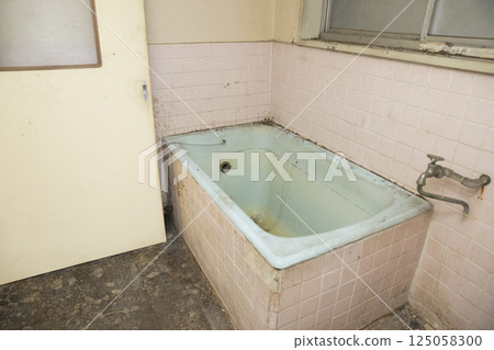 An old image of a Showa-era bathroom 125058300