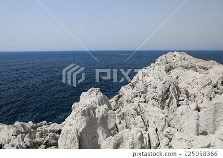 白崎海洋公園的純白色石灰岩和壯麗的海洋（日本和歌山縣日高郡） 125058366