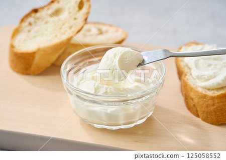 法國麵包上塗抹奶油乳酪 法國麵包上塗抹奶油乳酪 125058552