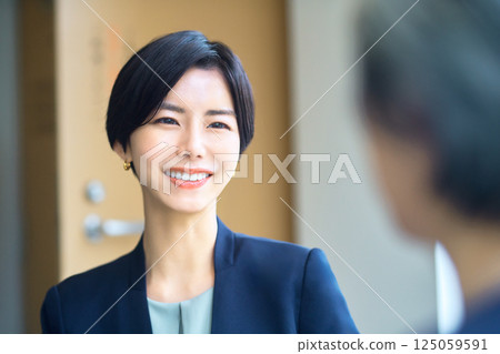 Meeting businesswoman 125059591