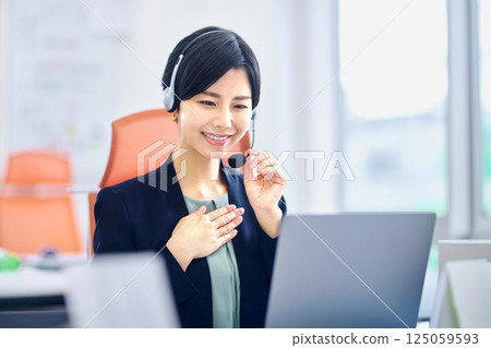 穿著西裝在辦公室工作的操作員女性 125059593