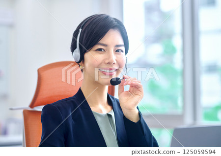 穿著西裝在辦公室工作的操作員女性 125059594