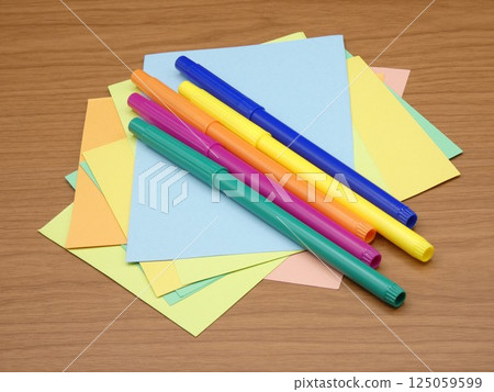 水性彩筆和隨機放置的彩繪紙 125059599