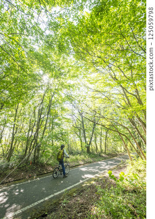 Fresh greenery and early summer cycling image (Hiruzen Plateau) Fresh greenery and early summer cycling image (Hiruzen Plateau) 125059798
