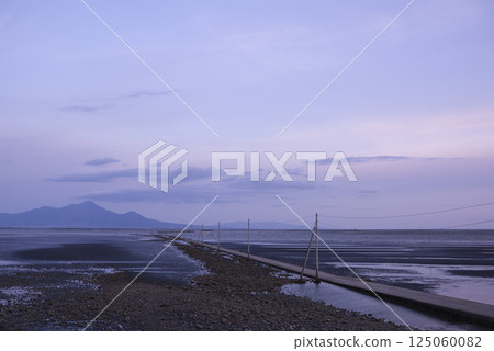 納加貝達海濱路籠罩在清晨的寂靜之中 納加貝達海濱路籠罩在清晨的寂靜之中 125060082