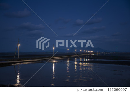 退潮時延伸至海中的長屋海濱路的燈光 退潮時延伸至海中的長屋海濱路的燈光 125060097