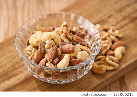 玻璃碗中的混合堅果 玻璃碗中的混合堅果 125060215