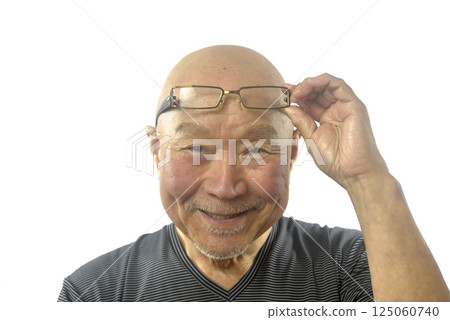 微笑開朗的老人的表情 微笑開朗的老人的表情 125060740