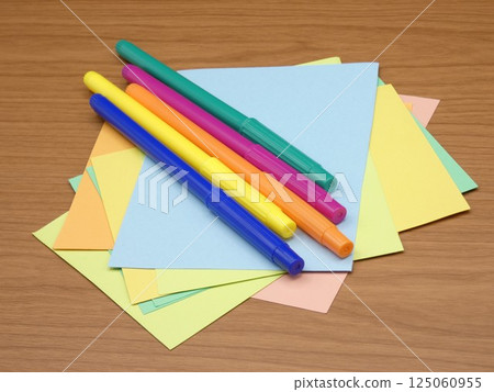 Water-based color pen and randomly placed color drawing paper Water-based color pen and randomly placed color drawing paper 125060955