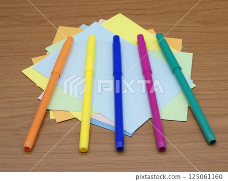 Water-based color pen and randomly placed color drawing paper Water-based color pen and randomly placed color drawing paper 125061160