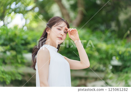 一個女人在自然中 125061282
