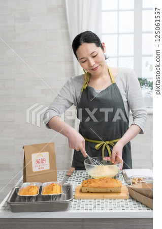 女人在廚房裡做米粉磅蛋糕 125061557
