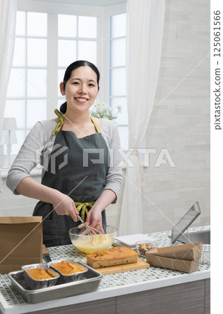 Woman making pound cake in the kitchen 125061566