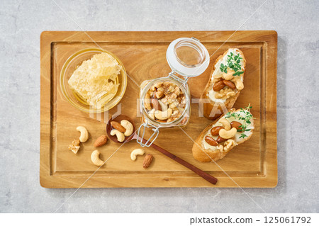 Honey-soaked nuts | Walnuts, almonds, cashews 125061792