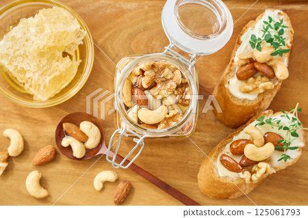 Honey-soaked nuts | Walnuts, almonds, cashews Honey-soaked nuts | Walnuts, almonds, cashews 125061793