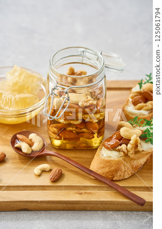 Honey-soaked nuts | Walnuts, almonds, cashews 125061794