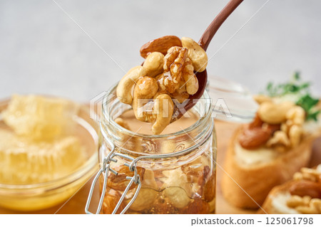 Honey-soaked nuts | Walnuts, almonds, cashews Honey-soaked nuts | Walnuts, almonds, cashews 125061798