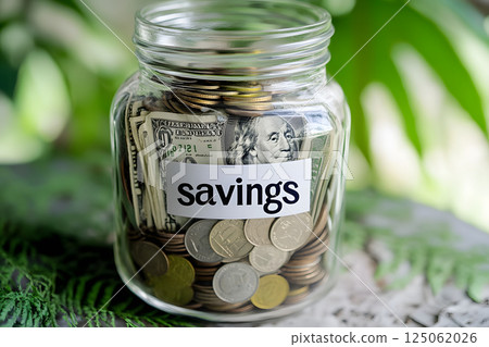 大自然中的玻璃瓶與美元儲蓄場景 125062026