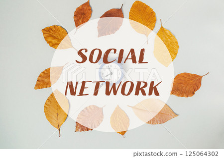 Circle of leaves with a clock in the center 125064302