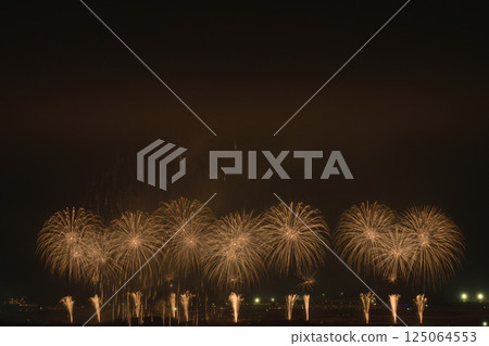 初夏的夜空被煙火染紅 125064553