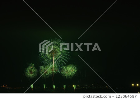 初夏的夜空被煙火染紅 125064587