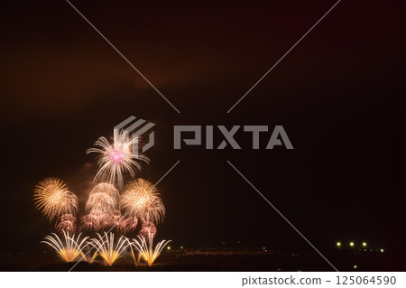 初夏的夜空被煙火染紅 125064590